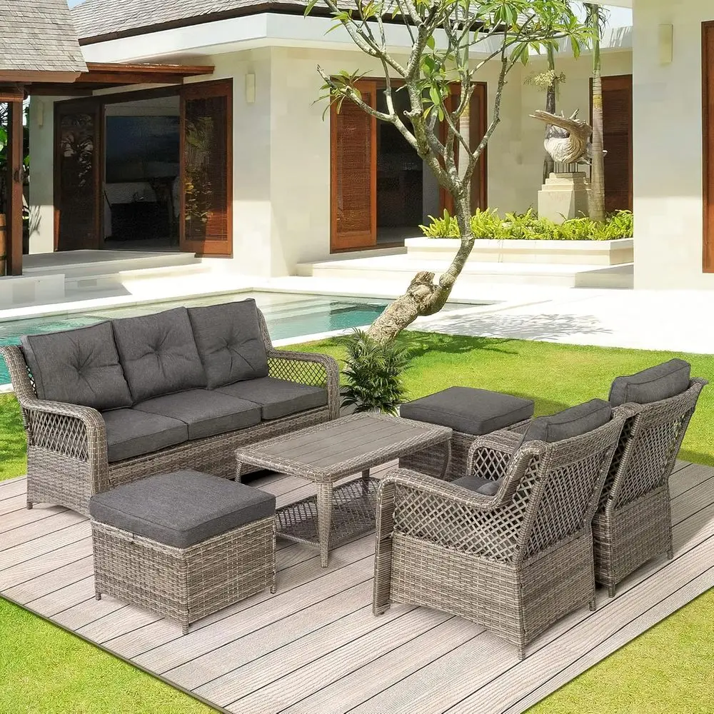 Outdoor Furniture Lounge Set - 6点セットのグレーの屋外用籐製パティオ家具セット（セクショナルソファ、コーヒーテーブル、ハイバックチェア、オットマン、クッション付き）